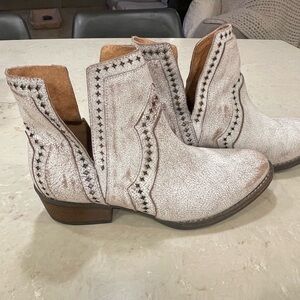 Women's distressed Western Ankle Boots - White